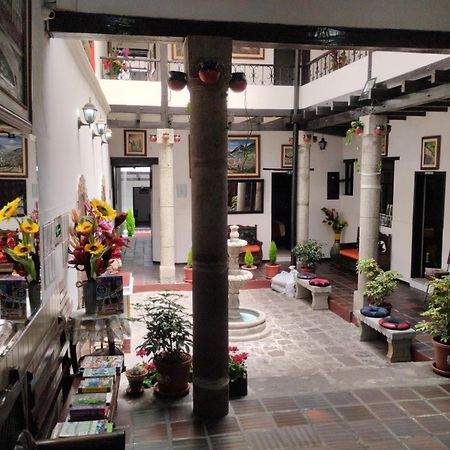 Hostal Flores Quito Esterno foto