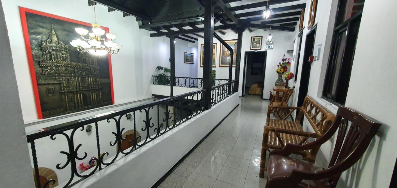 Hostal Flores Quito Esterno foto