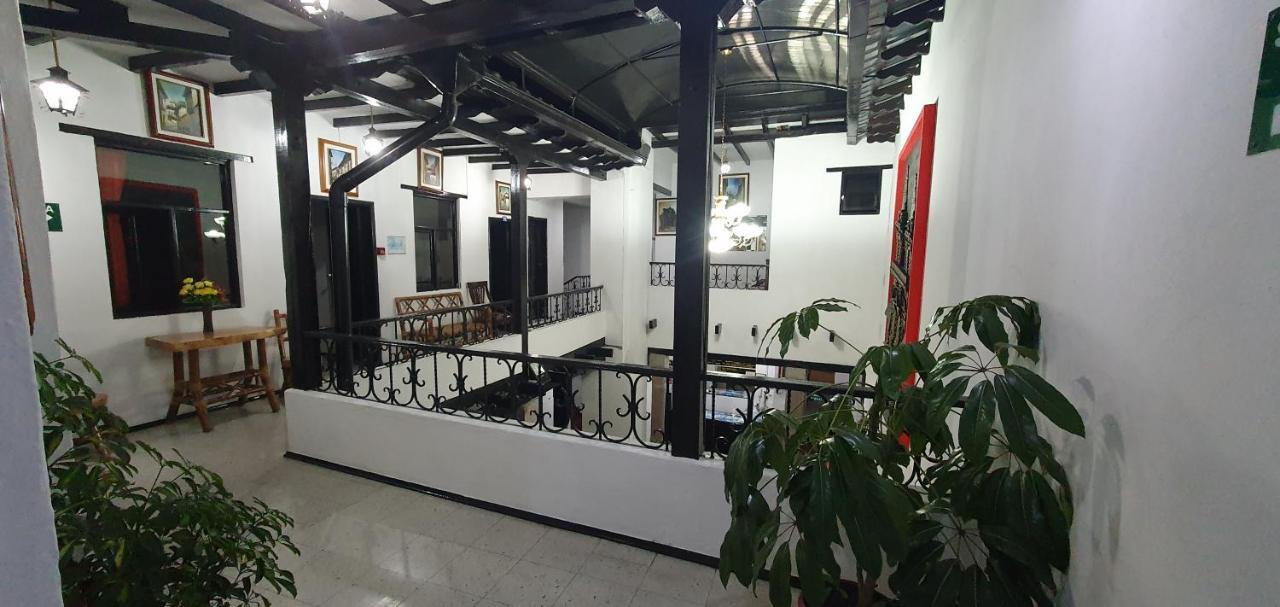 Hostal Flores Quito Esterno foto