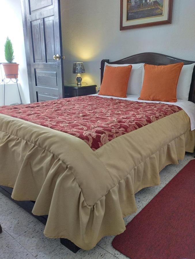 Hostal Flores Quito Esterno foto