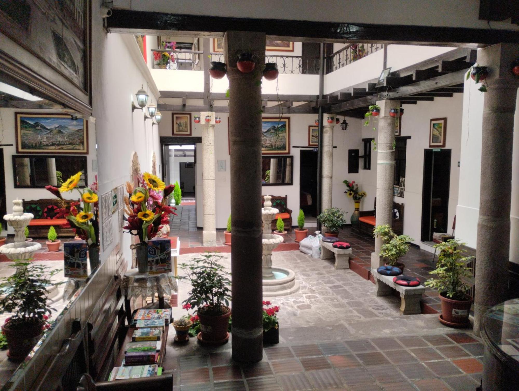 Hostal Flores Quito Esterno foto