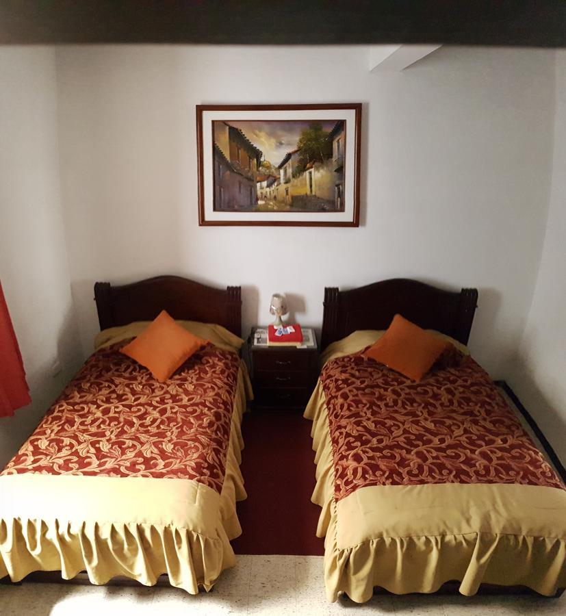 Hostal Flores Quito Esterno foto